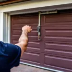 Propriétaire devant la porte fermée de son garage